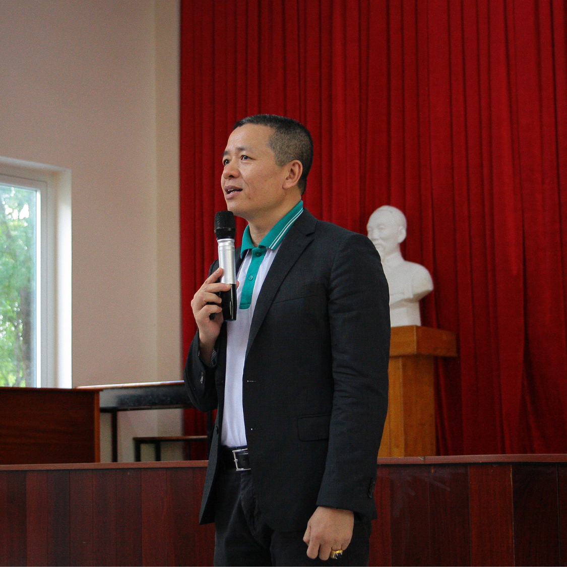 P.TGĐ Fujiwa Việt Nam - Ông Trần Binh Chủng chia sẻ sinh viên ĐH Nông Lâm về chuyên đề "Bí mật của Nước - Vai trò nước ion kiềm đối với sức khỏe"